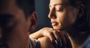 Casal que não se entende mais e busca reconquistar alguém. Sinais que o relacionamento está chegando ao fim