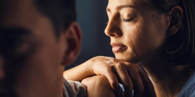 Casal que não se entende mais e busca reconquistar alguém. Sinais que o relacionamento está chegando ao fim