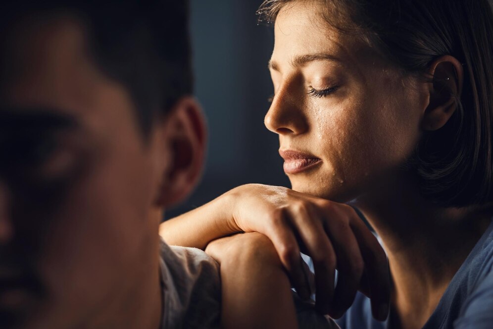 Casal que não se entende mais e busca reconquistar alguém. Sinais que o relacionamento está chegando ao fim