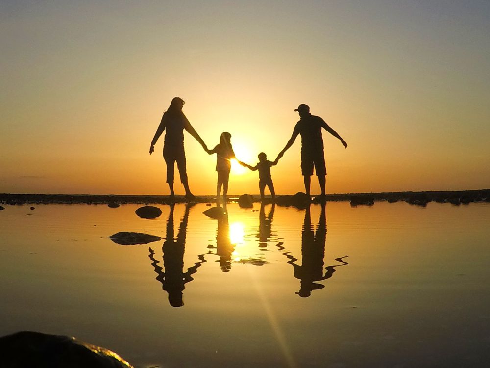 Casal com a família, que conseguiu reconquistar