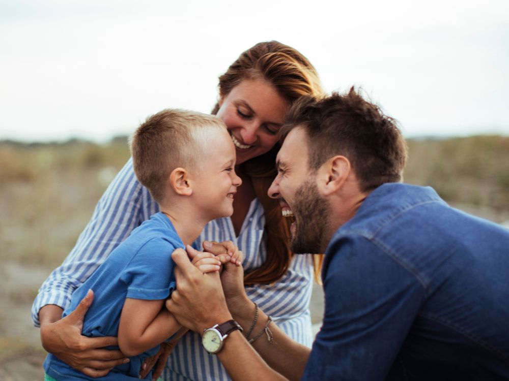 Família feliz após a reconquista do casal