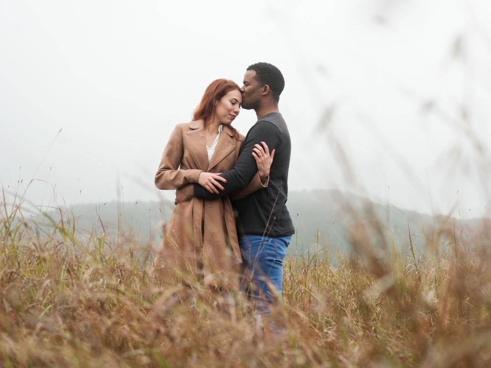 Casal em um encontro apaixonado depois de uma jornada de reconquista.