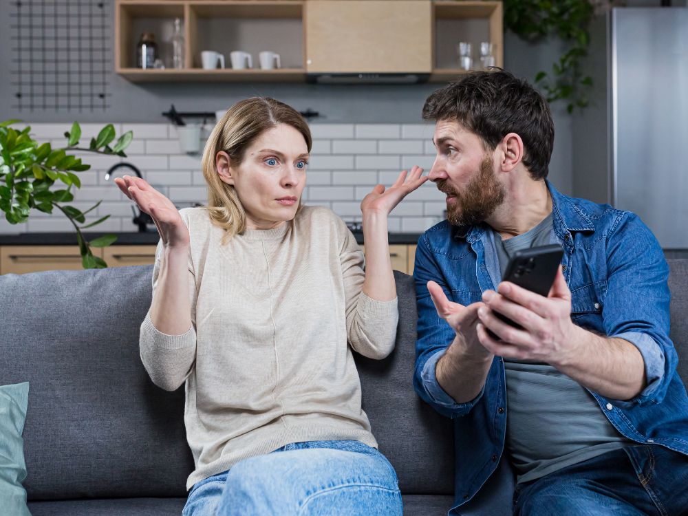 Casal brigando e se seprando após uma traição. Será que é possível reconquistar?